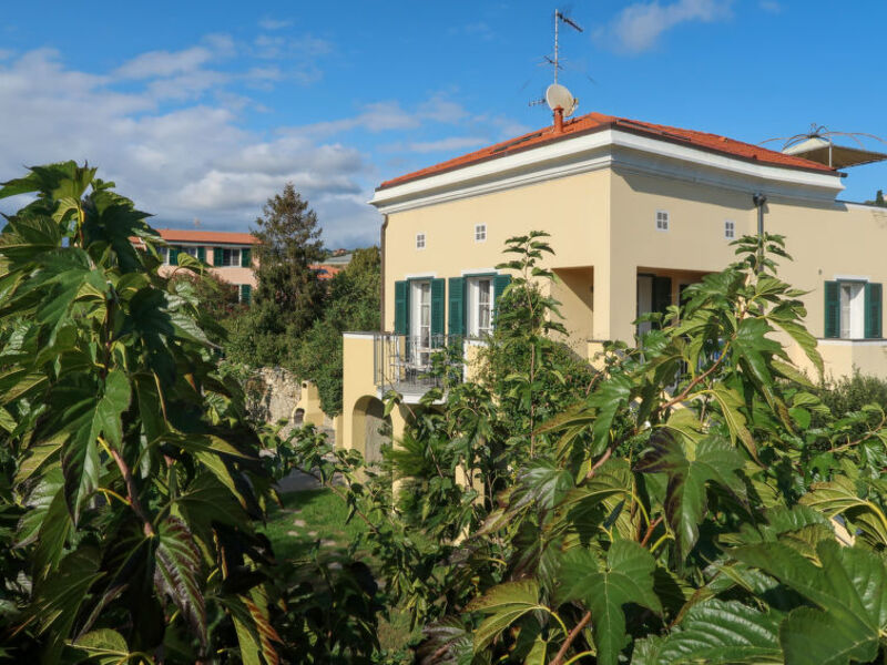 Rosso - Res. Nel Giardino Di Renzo