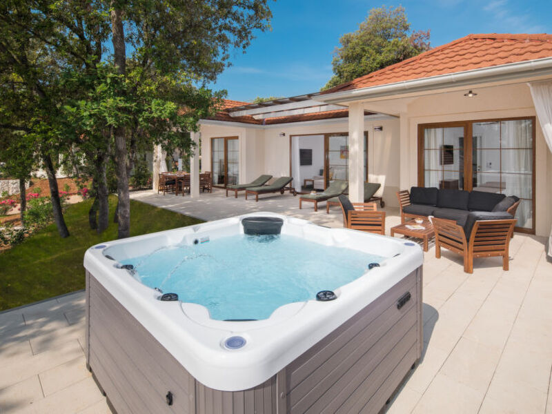 Luxury Bay Villa with private hot tub