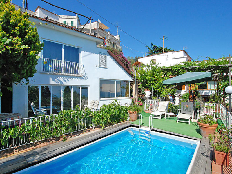 Pool & Sea View